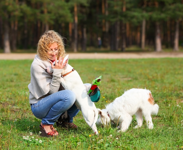 公園で犬と女性