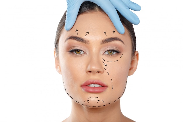 Женщина с пунктирными линиями на лице, косметология