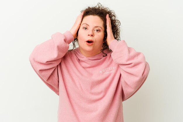 Женщина с синдромом Дауна изолированно кричит