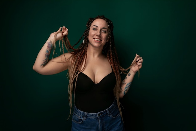 Foto donna con i dreadlocks che posa per la foto