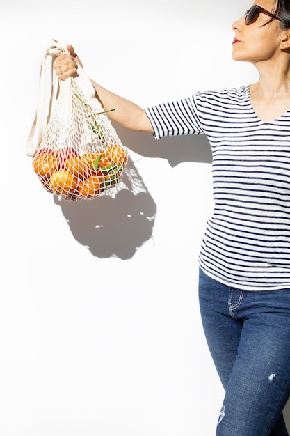 Foto donna con eco bag piena di frutta e verdura shopping bags zero waste shopping bag plastic free