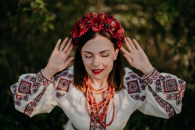 Женщина с закрытыми глазами, носящая венок.