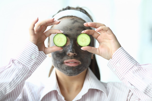 Foto donna con maschera facciale