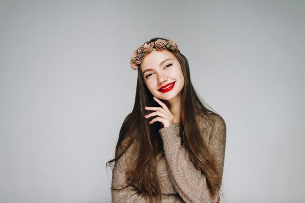 Foto una donna con una corona di fiori in testa