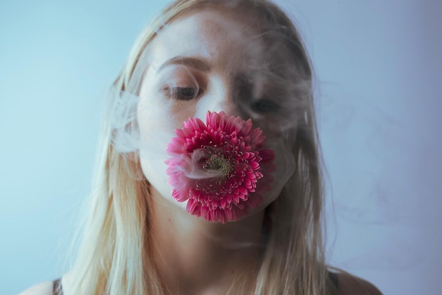 花を持った女性