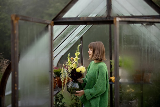 温室で花を持つ女性