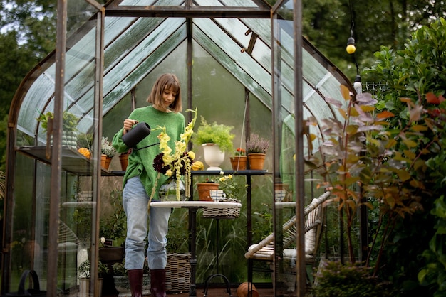 写真 温室で花を持つ女性