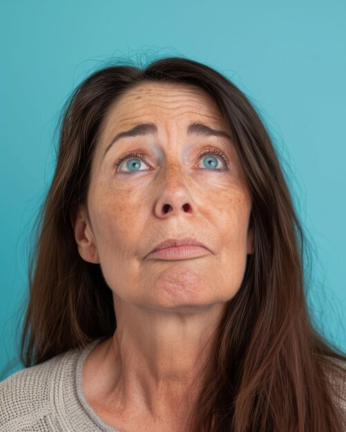 Photo a woman with freckles looking up at the sky