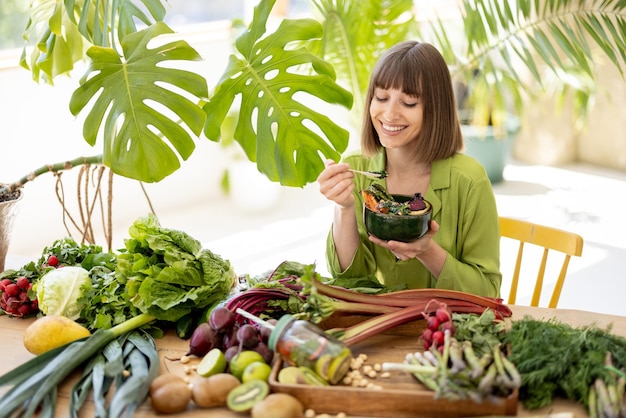 Donna con cibo sano fresco al chiuso