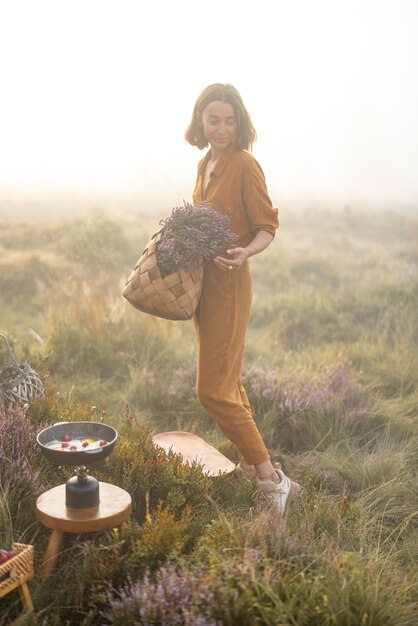Photo woman with a freshly picked up heather bouquet