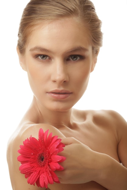 Foto donna con fiore di gerber