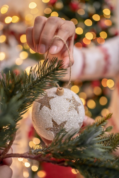 自宅でクリスマスと新年のパーティーのための贈り物とプレゼントを持つ女性。