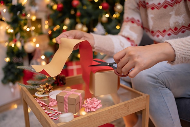 家でクリスマスと新年のパーティーのための贈り物とプレゼントを持つ女性。