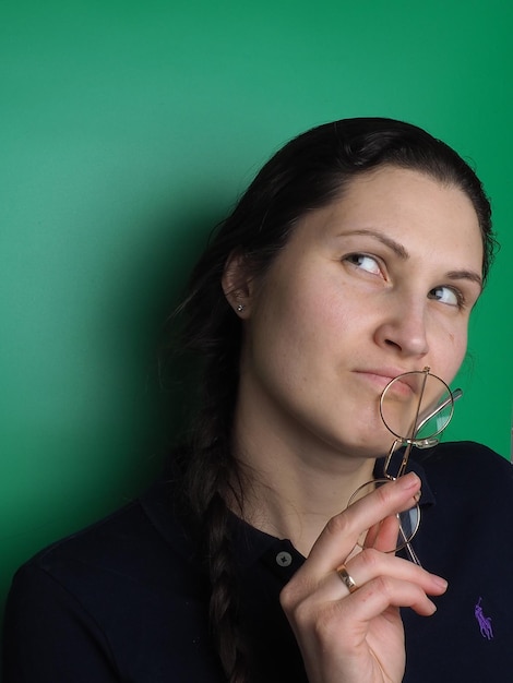 Foto una donna con un bicchiere di vino in testa