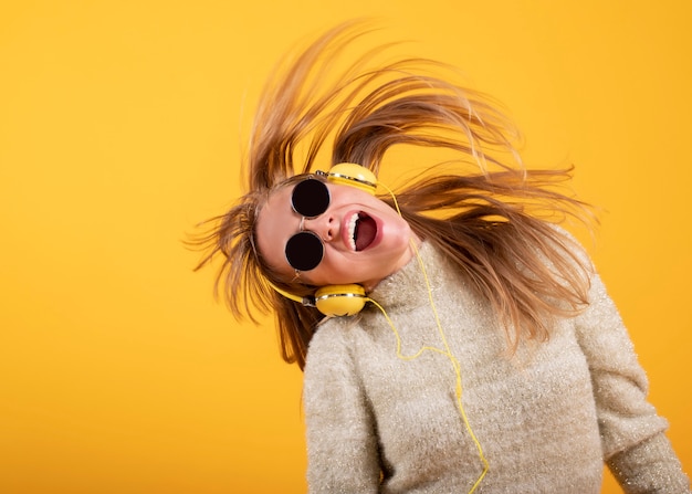 Photo woman with glasses listens to music