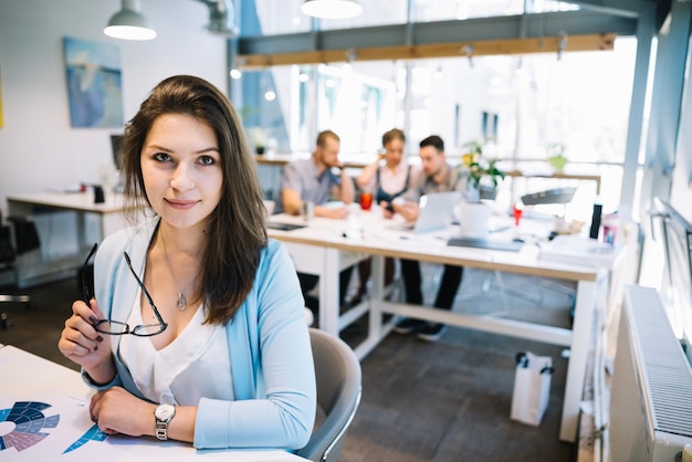 Photo woman with glasses in office