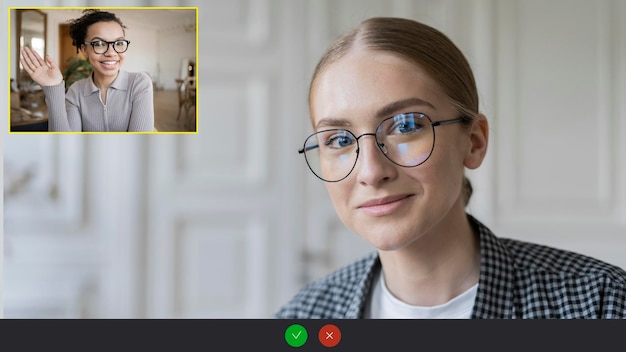 Foto donna con gli occhiali chat online video comunicazione ufficio virtuale schermo sul posto di lavoro