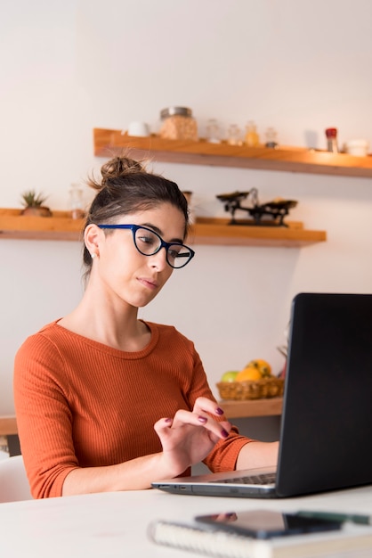 Donna con gli occhiali di lavoro