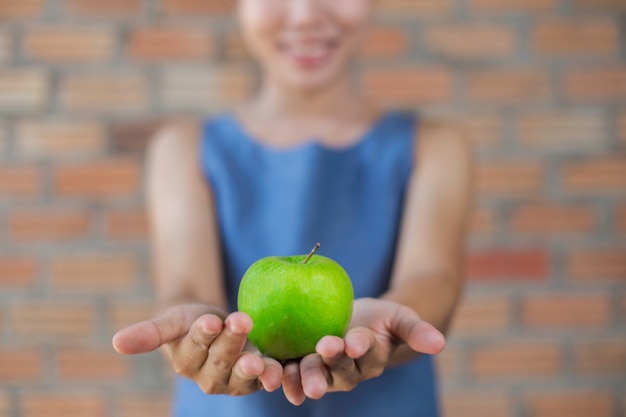 Photo woman with green big apple