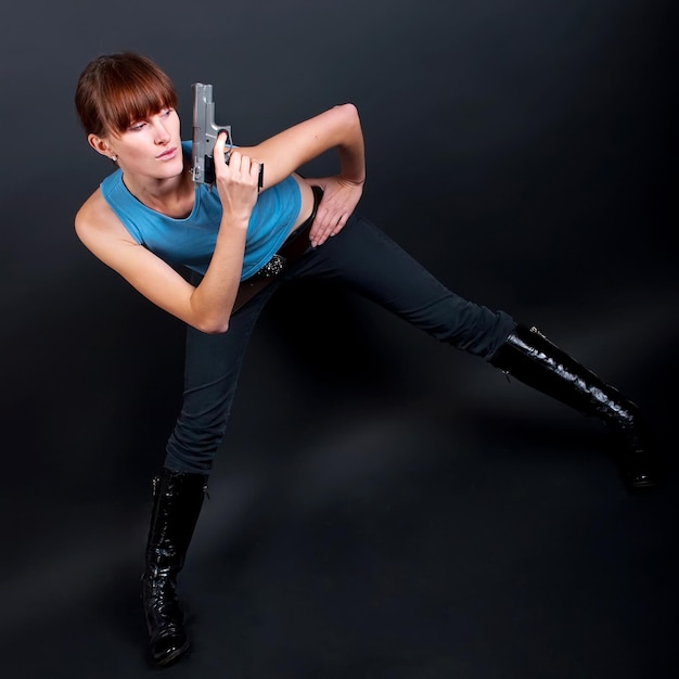 写真 銃を持つ女性