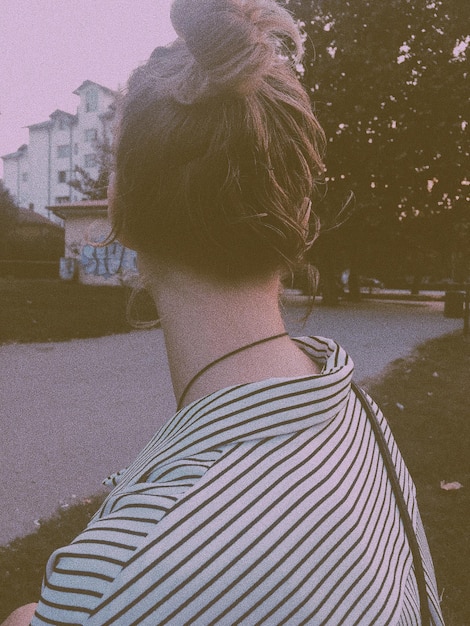 Photo woman with hair bun in city