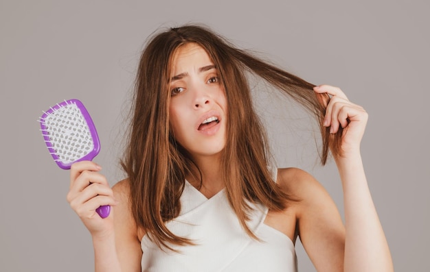 Donna con problema di caduta dei capelli ritratto di giovane ragazza con una testa calva colpo di una ragazza nervosa con ah