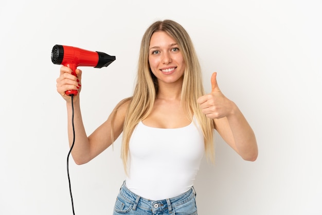 孤立した背景の上のヘアドライヤーを持つ女性