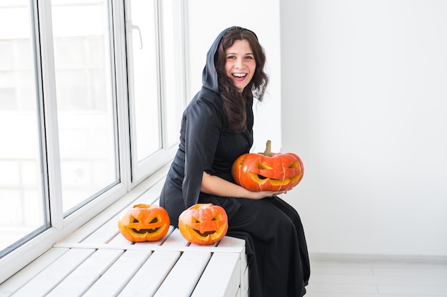 写真 ハロウィンコスチュームの女性