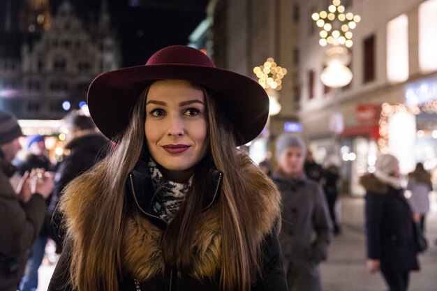 Foto donna con il ritratto del cappello a monaco di baviera durante il tempo di natale