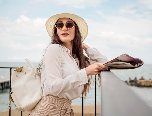 Foto donna con cappello in viaggio