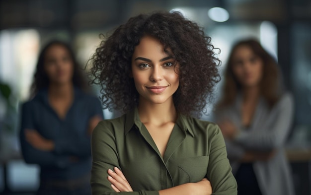 Photo a woman with her arms crossed with other people in the background.