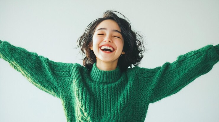 Photo 空中に腕を上げて笑っている女性