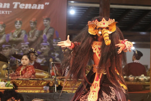 a woman with her hand up in front of a sign that says " geisha ".