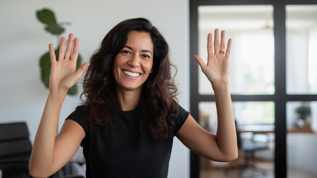 Foto una donna con le mani in alto che agita