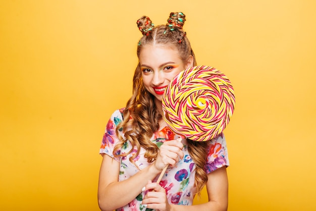 Photo woman with huge candy instead of a head