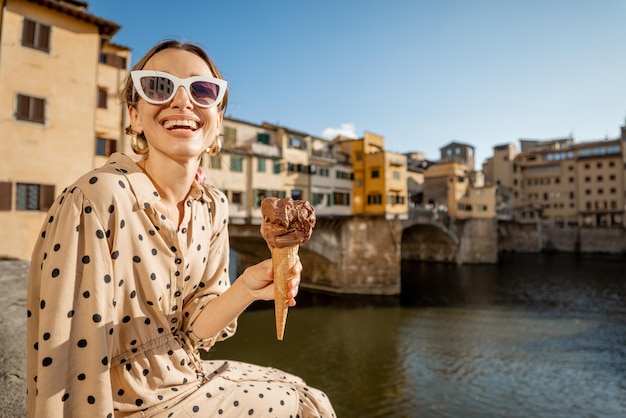 Женщина с итальянским мороженым во флоренции, италия