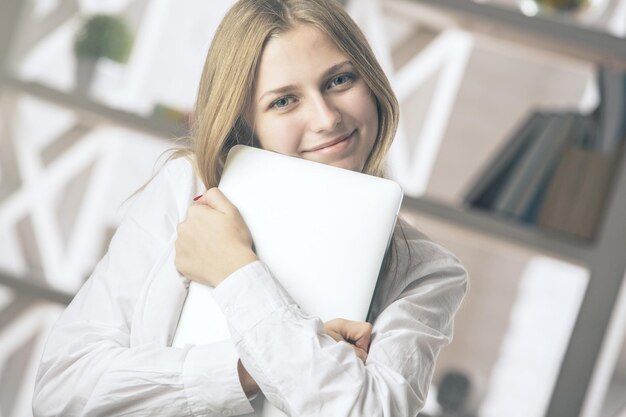 Photo woman with laptop portrait