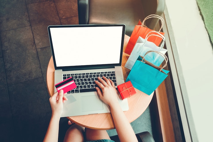 Photo woman with laptop shopping online with debit card in cafe