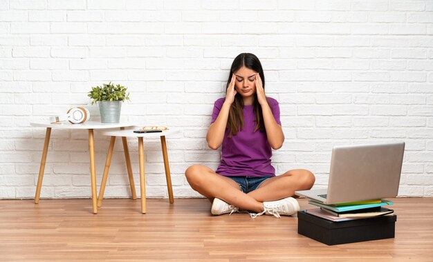 Photo woman with a laptop sitting on the floor