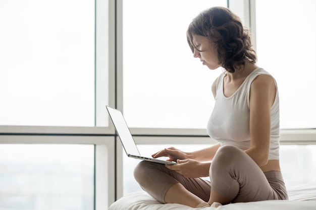 Photo woman with legs crossed and a laptop