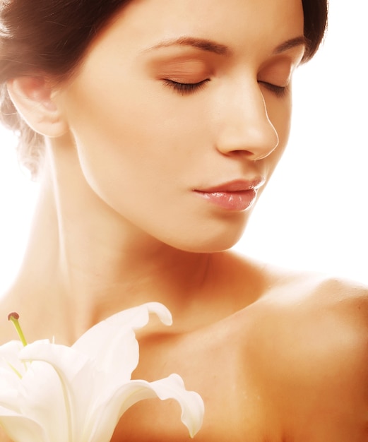 Photo woman with a lily flowers