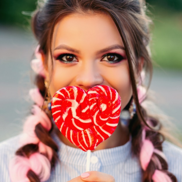 Photo woman with lollipop.