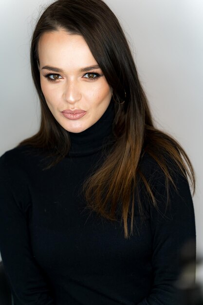 Photo a woman with long brown hair wearing a black shirt