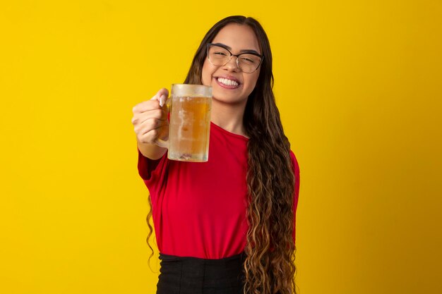 donna con i capelli lunghi e ricci che indossa occhiali e tiene un bicchiere di birra fredda