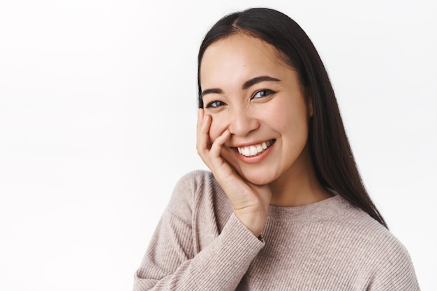 Donna con capelli lunghi e lisci scuri