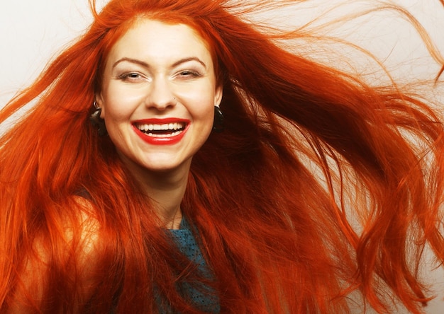 Photo woman with long flowing red hair