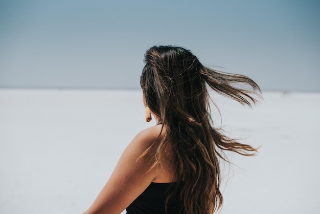 Foto donna con i capelli lunghi nel deserto