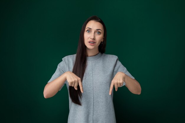 Photo woman with long hair pointing at something