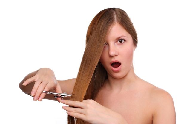 Foto donna con capelli lunghi e forbici in mano