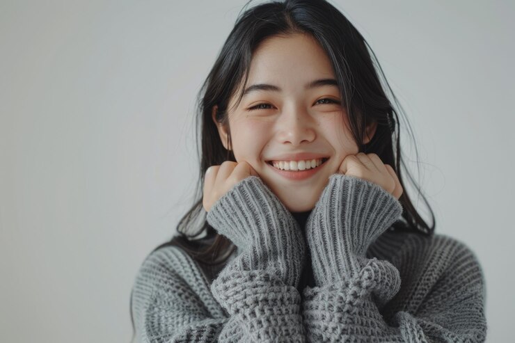Photo 긴 머리카락과 얼굴에 미소가 있는 여자